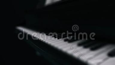 动画的豪华黑色钢琴与白色模糊的钥匙在黑暗中。 动画。 3D渲染插图.. 4K动画片。
